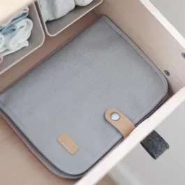 BÉABA Protège-Carnet de Santé Gris Perle avec Fermeture à Bande Cuir et Pochettes - Protection Robuste pour Carnet de Santé Bébé