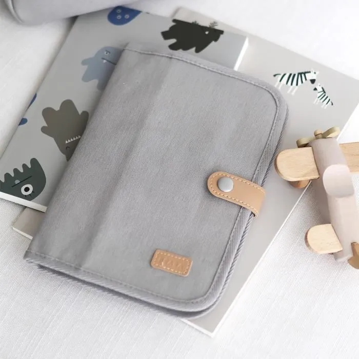 BÉABA Protège-Carnet de Santé Gris Perle avec Fermeture à Bande Cuir et Pochettes - Protection Robuste pour Carnet de Santé Bébé