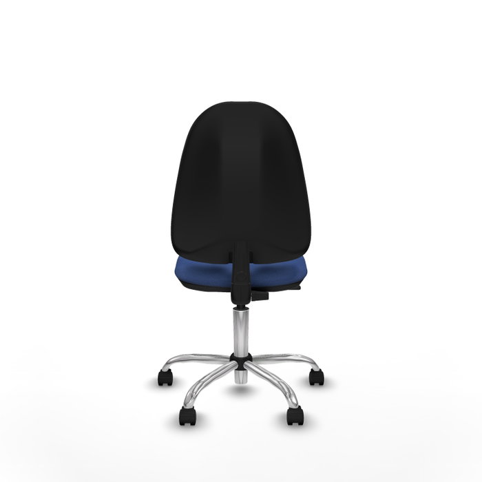 Chaise de bureau Algarra avec mécanisme de contact permanent de base, recouverte de tissu bleu marine. Équipée d'une base chromée, sans accoudoirs et de roulettes en nylon de 50 mm.