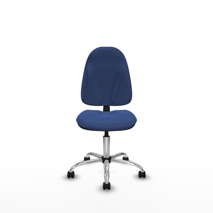 Chaise de bureau Algarra avec mécanisme de contact permanent de base, recouverte de tissu bleu marine. Équipée d'une base chromée, sans accoudoirs et de roulettes en nylon de 50 mm.