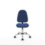 Chaise de bureau Algarra avec mécanisme de contact permanent de base, recouverte de tissu bleu marine. Équipée d'une base chromée, sans accoudoirs et de roulettes en nylon de 50 mm.