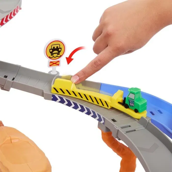 Cars JFL57 - Piste de Course Rescue Road avec 4 Véhicules, Lightning McQueen et Chick - Disney Pixar - Jeu de Société Enfant 4 Ans et Plus