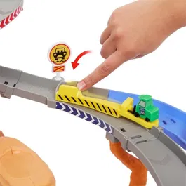 Cars JFL57 - Piste de Course Rescue Road avec 4 Véhicules, Lightning McQueen et Chick - Disney Pixar - Jeu de Société Enfant 4 Ans et Plus