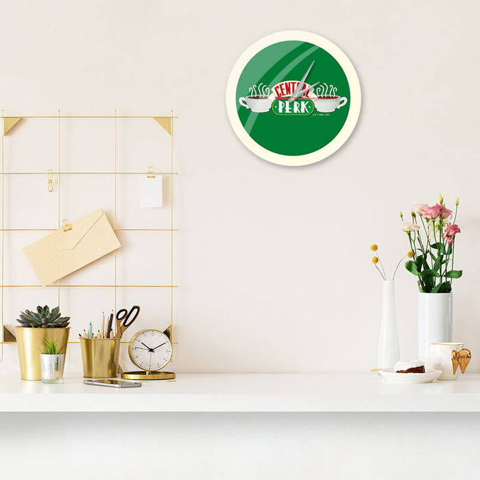 ERT GROUP Horloge murale Central Perk Friends - Cadran brillant réflectif, aiguilles laquées - Diamètre 30,5 cm - Alimentation par pile AA (non incluse) ERT GROUP Horloge murale Central Perk Friends - Cadran brillant réflectif, aiguilles laquées - Diamètre 30,5 cm - Alimentation par pile AA (non incluse)