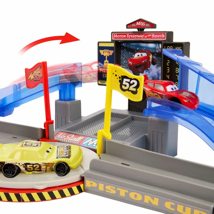 Mattel Circuit Piste Crash et Cascades JHL42 - Scene Iconique du Film Cars avec Affichage Interactif et 2 Véhicules Die Cast Inclus