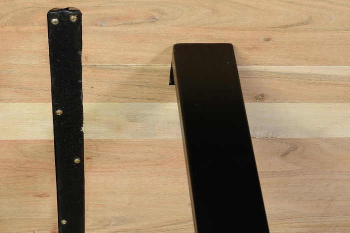 GINER Y COLOMER Table de salle à manger en bois d'acacia naturel avec pieds en fer noir - Dimensions : 180 x 90 x 76 cm - Requiert un assemblage