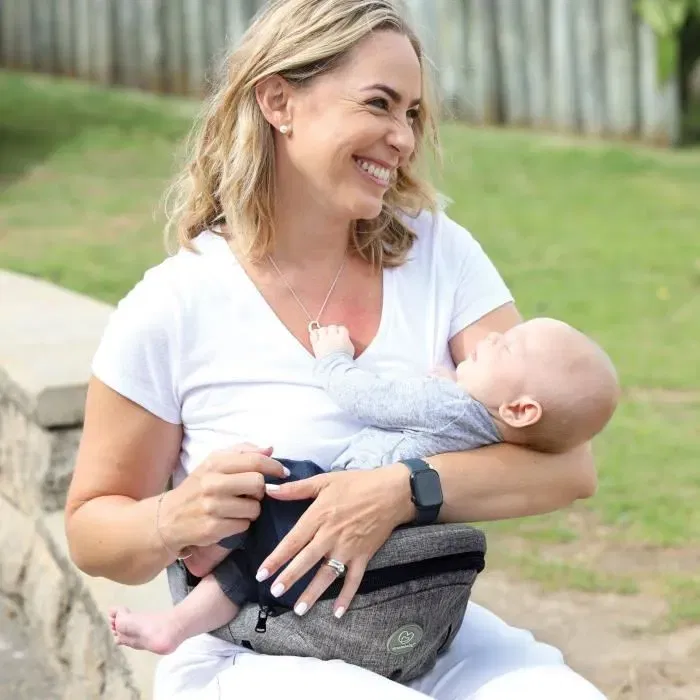 Dreambaby Porte-bébé Siège de Hanche Up & Go, Ergonomique et Réglable, Position Naturelle pour le Développement, Sangles Paddées, Lavable, Gris