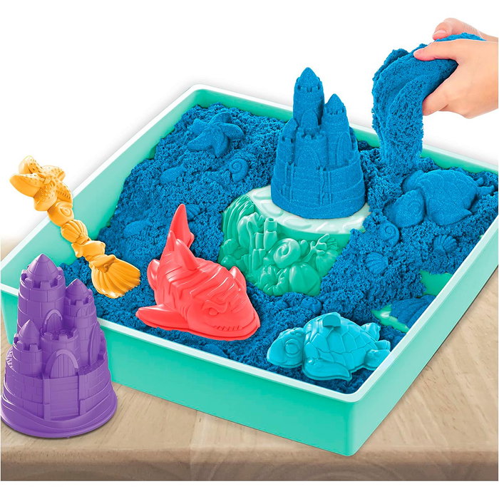 Spin Master Set de Sable Cinétique Azul Kinetic Sand 6067478 - Cofret avec 450g de Sable, 4 Moules et Outils, Bac, 3 Ans et Plus