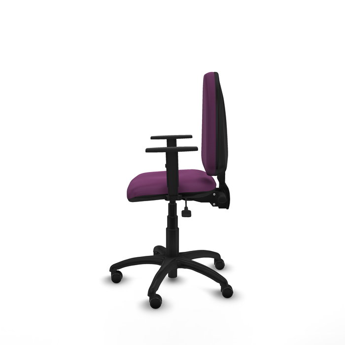 Chaise de bureau Aýna avec mécanisme asynchrone, revêtement en simili cuir violet. Équipée d'une base en polyamide noir, d'accoudoirs 1D et de roulettes pour parquet Chaise de bureau Aýna avec mécanisme asynchrone, revêtement en simili cuir violet. Équipée d'une base en polyamide noir, d'accoudoirs 1D et de roulettes pour parquet