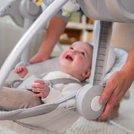 Ingenuity EndlessBloom Transat balancelle électrique pliable pour bébé, arche de jouets, 6 vitesses, 10 mélodies, 2 positions, pile
