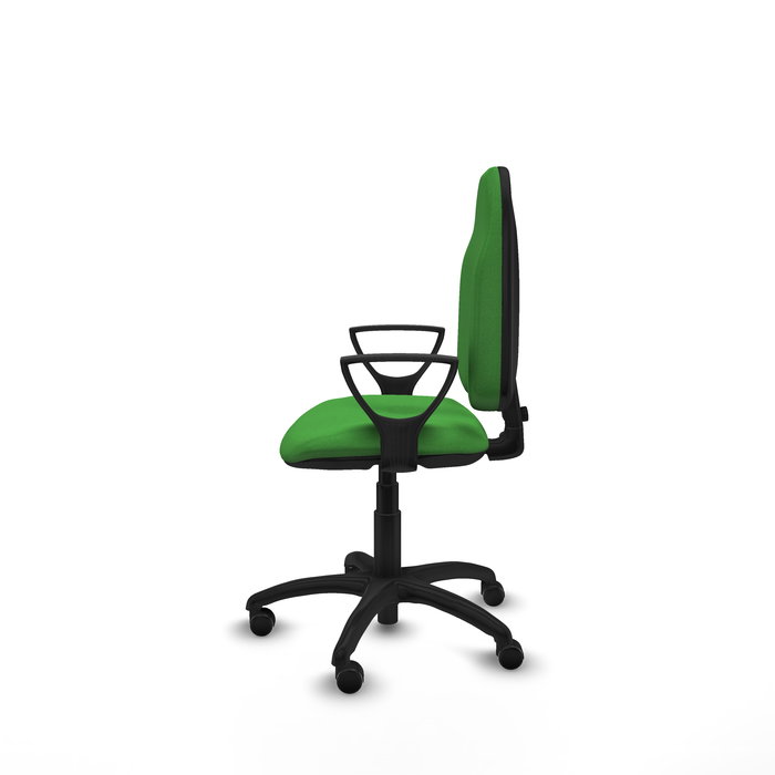 Chaise de bureau Algarra avec mécanisme de contact permanent de base, recouverte de tissu vert. Équipée d'une base en polyamide noir, d'accoudoirs fixes et de roulettes pour parquet.