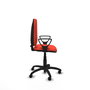 Chaise de bureau Aýna avec mécanisme de contact permanent de base, recouverte de tissu orange foncé. Équipée d'une base en polyamide noir, d'accoudoirs fixes et de roulettes autobloquantes.