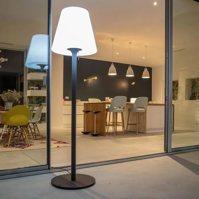 Lumisky Lampadaire LED Standy W180 filaire pour intérieur et extérieur, blanc froid, culot E27, hauteur 180 cm, pied en acier, IP44