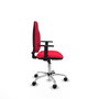 Chaise de bureau Algarra avec mécanisme de contact permanent de base, revêtue de tissu rouge. Équipée d'une base chromée, d'accoudoirs 1D et de roulettes en nylon de 50 mm