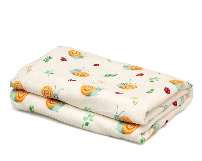 KioKids Toaldo de Plage en Microfibre pour Bébé - Motif Caracoles Beige, 75x150 cm, Sac de Transport Inclus