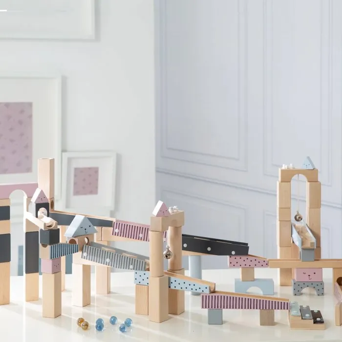 ROBA - Circuit à billes en bois - 80 briques de construction - 20 billes en verre - Effets sonores - Naturel, Marine, Ciel, Rose