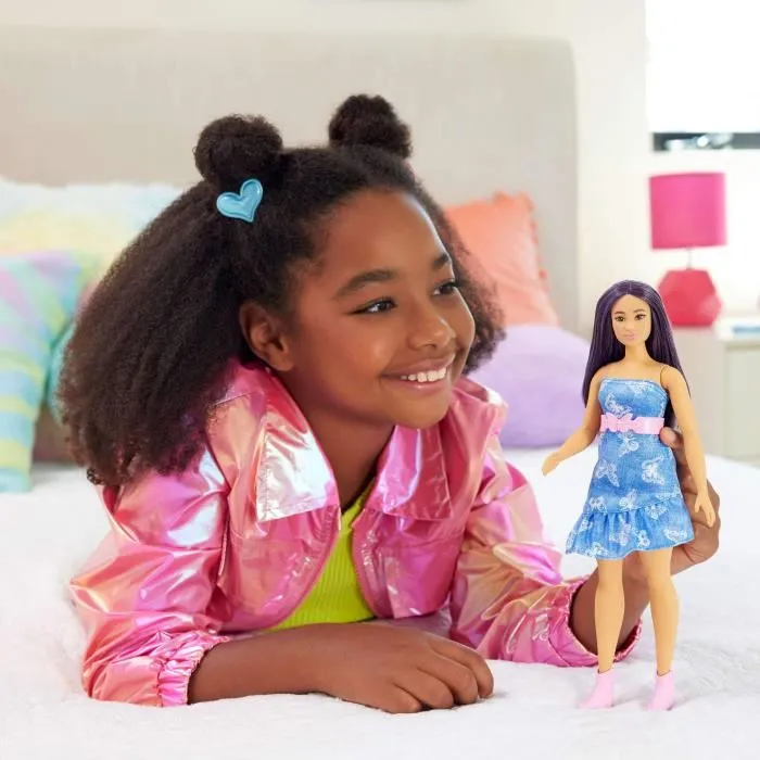 Barbie Poupée Fashionistas Robe Azur Papillon, Style Cintrée Ceinture Rose Pastel Bottines Assorties, Jeu Créatif Enfant 3 ans+
