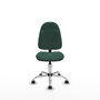 Chaise de bureau Algarra avec mécanisme de contact permanent de base, rembourrée de tissu vert bouteille. Équipée d'une base chromée, sans accoudoirs et de roulettes pour parquet.