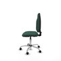 Chaise de bureau Algarra avec mécanisme de contact permanent de base, rembourrée de tissu vert bouteille. Équipée d'une base chromée, sans accoudoirs et de roulettes pour parquet.