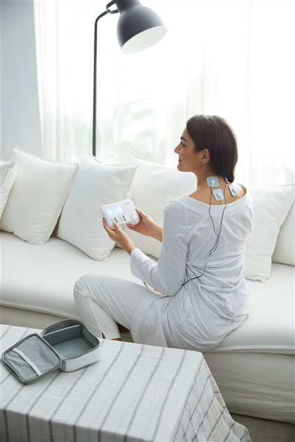 Beurer EM-80 Électrostimulateur Digital 3-en-1 TENS/EMS avec Masage, 4 Canaux, 8 Électrodes Autoadhésifs pour Soulagement de la Douleur et Renforcement Musculaire