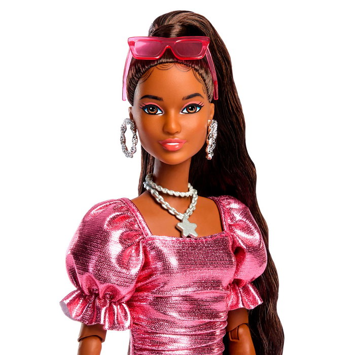 Mattel Barbie Deluxe Style Metallic - Poupée avec robe bulles rose corail et accessoires - Lunettes, sac, chaussures - Version multilingue - Référence Jfp41