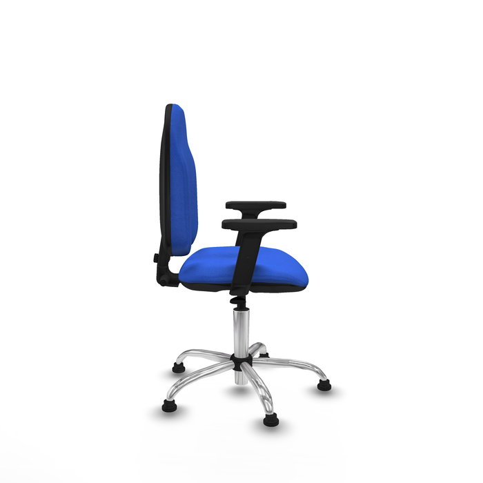Chaise de bureau Algarra avec mécanisme Contact permanent de base, rembourrée de tissu bleu. Équipée d'une base chromée, d'accoudoirs 2D et de butées