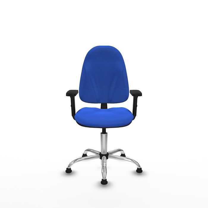Chaise de bureau Algarra avec mécanisme Contact permanent de base, rembourrée de tissu bleu. Équipée d'une base chromée, d'accoudoirs 2D et de butées