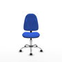 Chaise de bureau Algarra avec mécanisme de contact permanent de base, recouverte de tissu bleu. Équipée d'une base chromée, sans accoudoirs et avec roulettes pour parquet