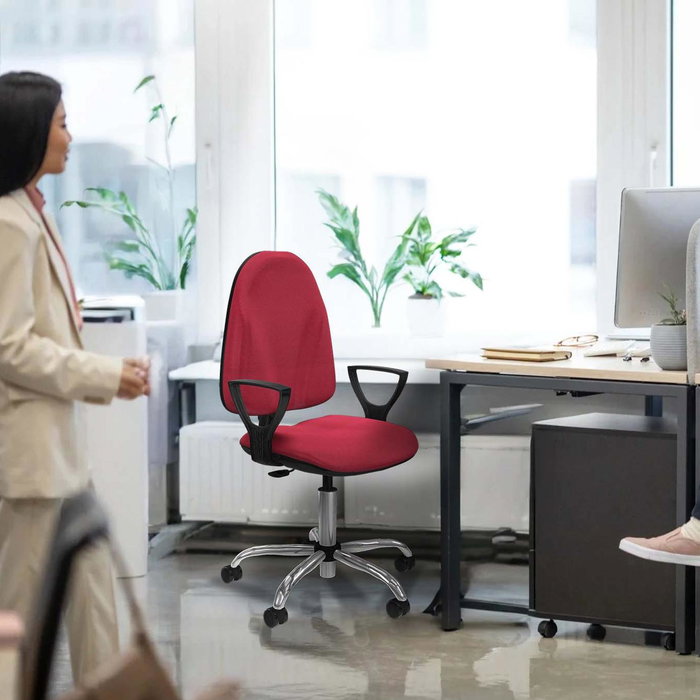 Chaise de bureau Algarra avec mécanisme de contact permanent de base, recouverte de tissu jaune. Équipée d'une base chromée, d'accoudoirs fixes et de roulettes autobloquantes.