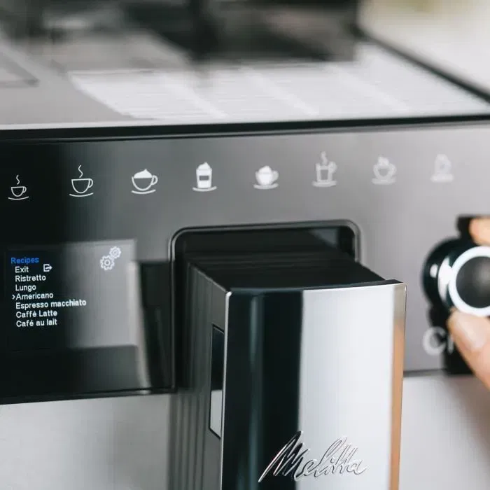 Melitta CI Touch 630-112 Machine à café automatique avec écran tactile, double réservoir à grains, préparation multiboissons, Noir mat
