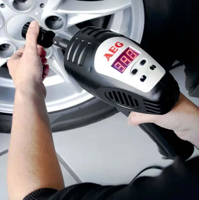 AEG Clé à choc démonte-roue 12V 34 DaNm, 2 douilles 17-19 et 21-23 mm, alimentation allume-cigare ou batterie, carré standard 1/2''
