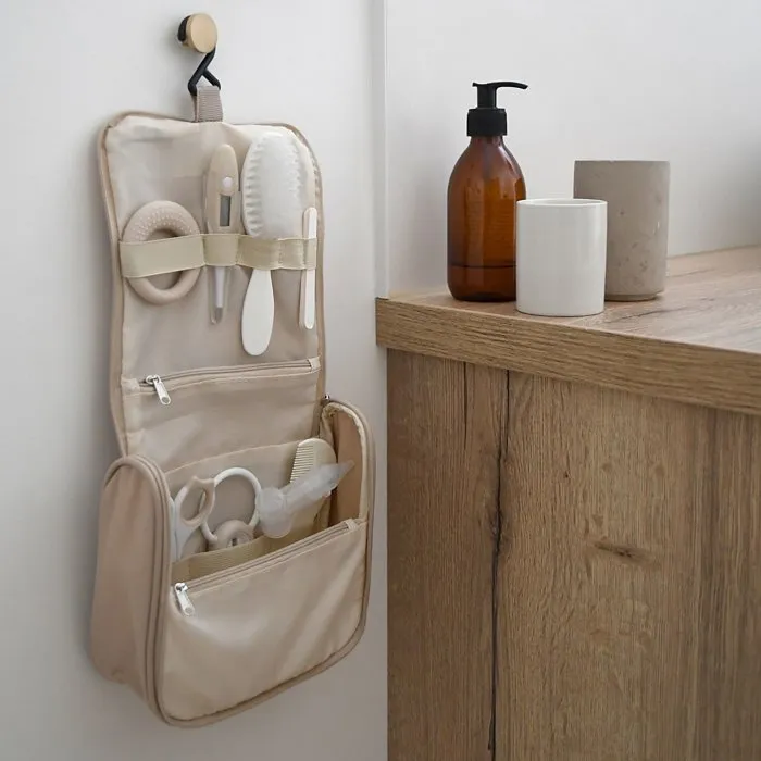 Beaba Trousse de toilette - 10 accessoires - Terre d'argile