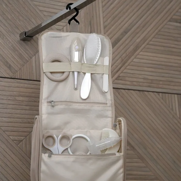 Beaba Trousse de toilette - 10 accessoires - Terre d'argile
