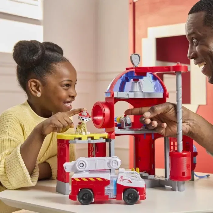 Spinmaster Pat'Patrouille Fire Rescue - Caserne de pompiers avec véhicule et figurine Marcus - Sons et lumières - Jouet interactif pour enfants à partir de 3 ans