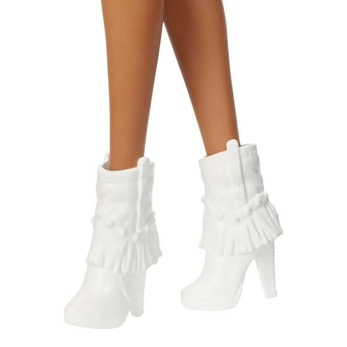 Barbie HYT95 - Poupée Barbie Fashionistas, robe argentée pailletée avec bottines blanches et chapeau de cowboy