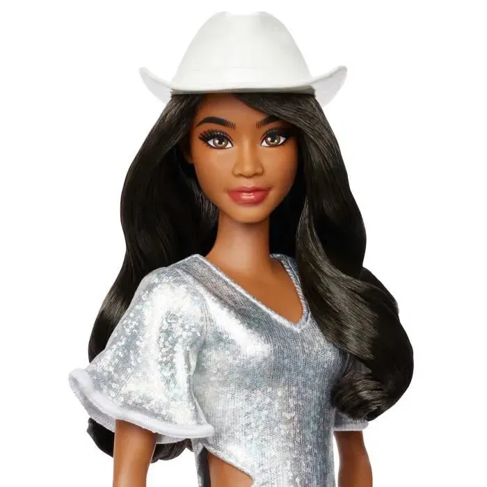Barbie HYT95 - Poupée Barbie Fashionistas, robe argentée pailletée avec bottines blanches et chapeau de cowboy