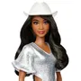 Barbie HYT95 - Poupée Barbie Fashionistas, robe argentée pailletée avec bottines blanches et chapeau de cowboy
