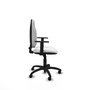 Chaise de bureau Algarra avec mécanisme de contact permanent de base, recouverte de tissu blanc. Équipée d'une base en polyamide noir, d'accoudoirs 1D et de roulettes autobloquantes