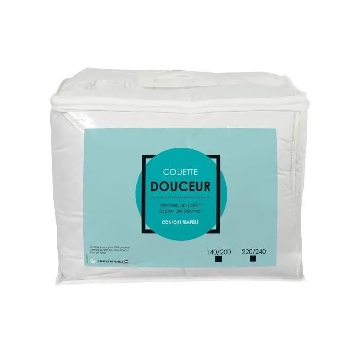 Couette en microfibre polyester 100% - Tempérée - Blanc - 220 x 240 cm - Pour 2 personnes - Garnissage 300g/m² Couette en microfibre polyester 100% - Tempérée - Blanc - 220 x 240 cm - Pour 2 personnes - Garnissage 300g/m²