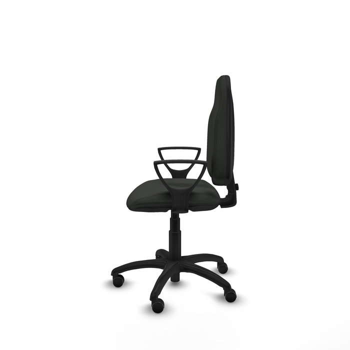 Chaise de bureau Algarra avec mécanisme de contact permanent de base, recouverte de tissu noir. Équipée d'une base en polyamide noir, d'accoudoirs fixes et de roulettes pour parquet.