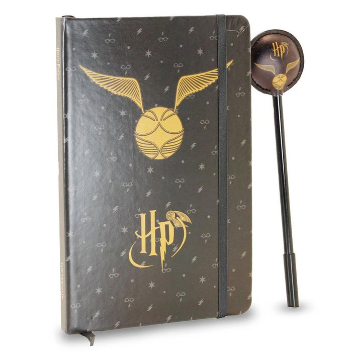 Karactermania - Set journal + stylo Wings Harry Potter, Journal 100 pages avec fermeture élastique, stylo décoratif à silhouette Karactermania - Set journal + stylo Wings Harry Potter, Journal 100 pages avec fermeture élastique, stylo décoratif à silhouette