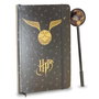 Karactermania - Set journal + stylo Wings Harry Potter, Journal 100 pages avec fermeture élastique, stylo décoratif à silhouette