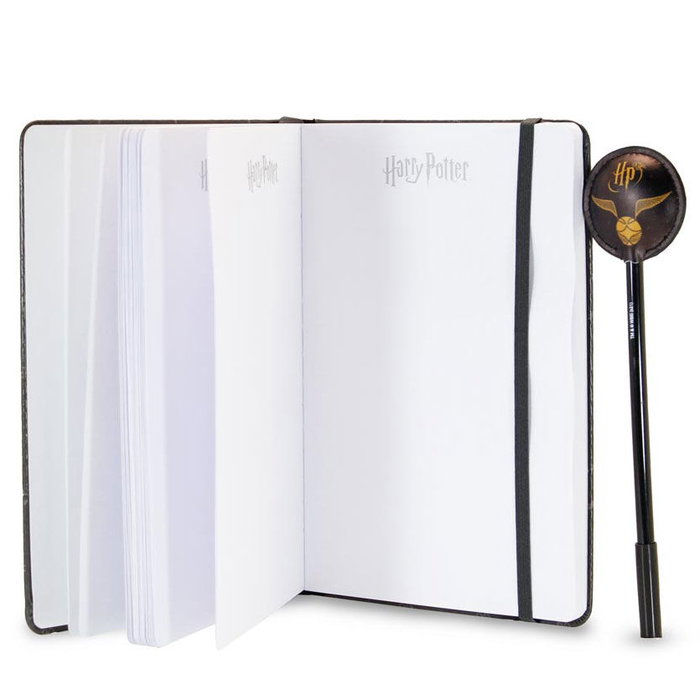 Karactermania - Set journal + stylo Wings Harry Potter, Journal 100 pages avec fermeture élastique, stylo décoratif à silhouette Karactermania - Set journal + stylo Wings Harry Potter, Journal 100 pages avec fermeture élastique, stylo décoratif à silhouette