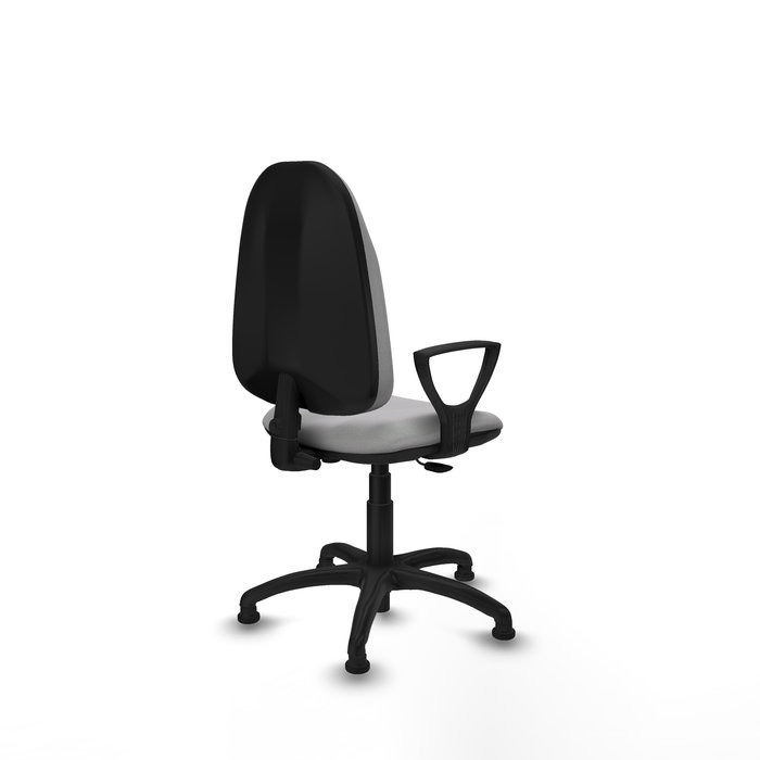 Chaise de bureau Algarra avec mécanisme Contact permanent de base, rembourrée de tissu gris clair. Équipée d'une base en polyamide noir, d'accoudoirs fixes et de butées