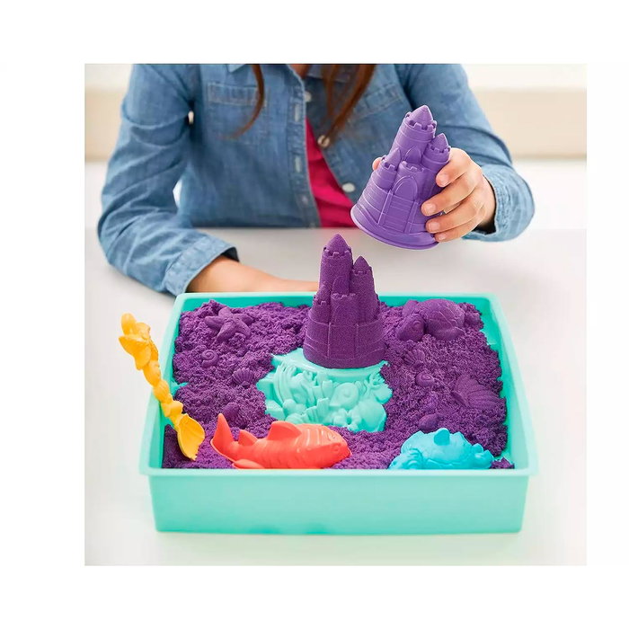 Spin Master Kinetic Sand - 450 g de Sable Kinetic Violet avec 4 Moules, Outils et Bac de Jeu - Set Sandbox - Réf. 6067477 - Pour Enfants 3 ans et plus
