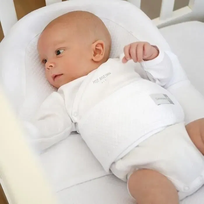 Red Castle Cocoonababy - Cocon ergonomique pour nouveau-nés, position semi-foetale, favorise le sommeil, lavable machine, de la naissance à 3 mois, couleur Blanc
