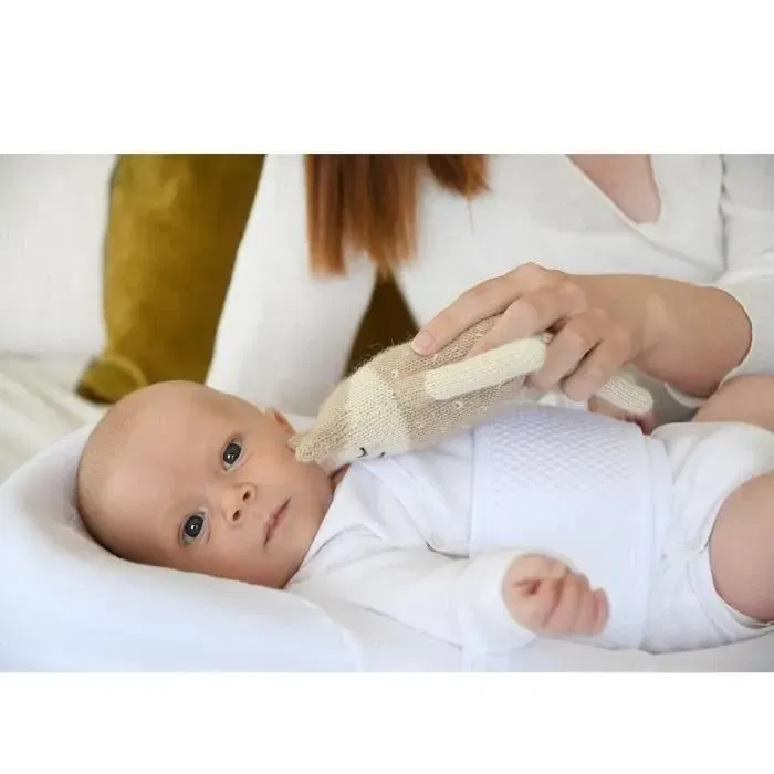 Red Castle Cocoonababy - Cocon ergonomique pour nouveau-nés, position semi-foetale, favorise le sommeil, lavable machine, de la naissance à 3 mois, couleur Blanc