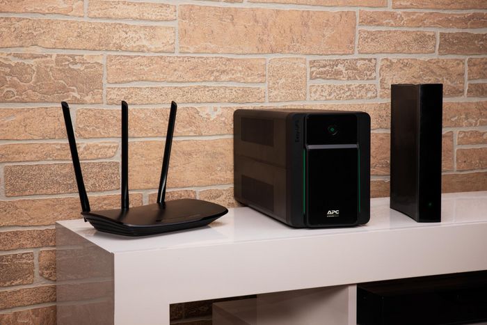 APC BVX1200LI Easy UPS 1200VA 650W Noir