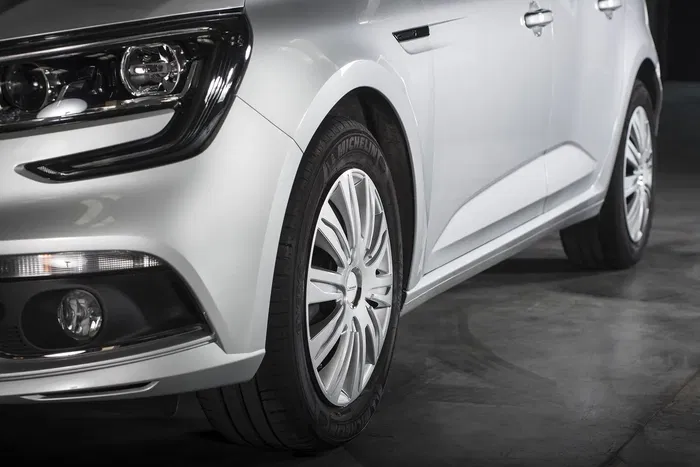 Michelin Enjoliveurs Lot de 4 NVS 42, 16 Pouces, Gris Métallisé, Fixation par Clips, Pastille Réfléchissante Sécurité Nuit