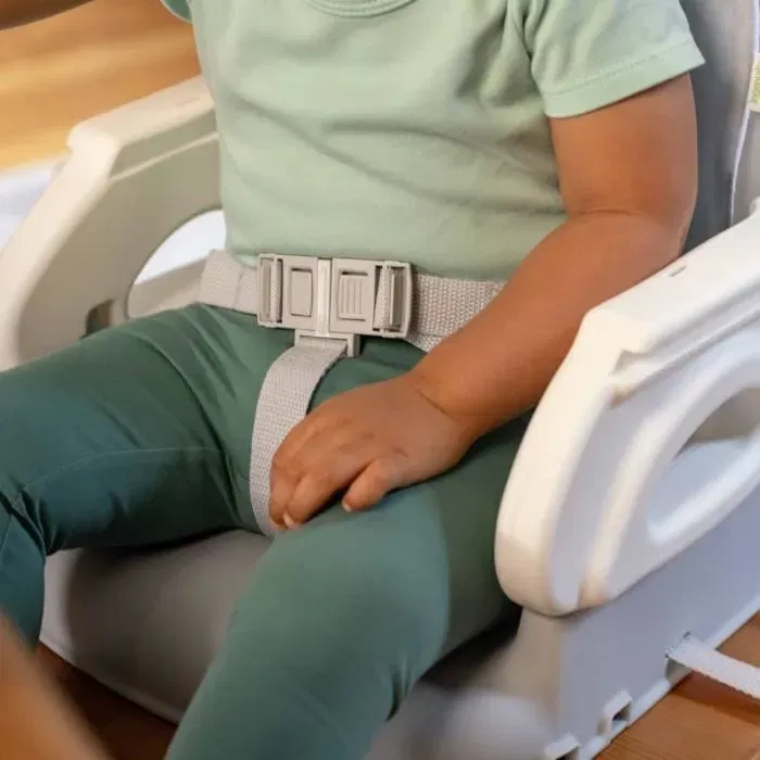 Ingenuity - Rehausseur de chaise pliable gris Deluxe Comfort avec tablette amovible, réglable de 6 mois à 3 ans